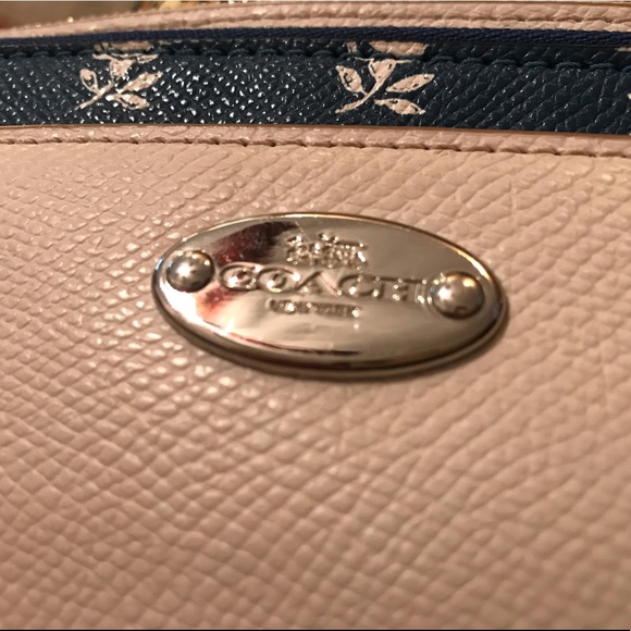 Rare Coach Wristlet with removable wallet - Picture 9 of 10